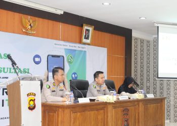 Kabiddokkes Polda Jambi AKBP dr. Alfons Silawa saat mensosialisasikan layanan kesehatan digital Dokter Kito untuk personel Polri di Mapolda Jambi, Kamis (18/9/2025). (Dok. Nahar)