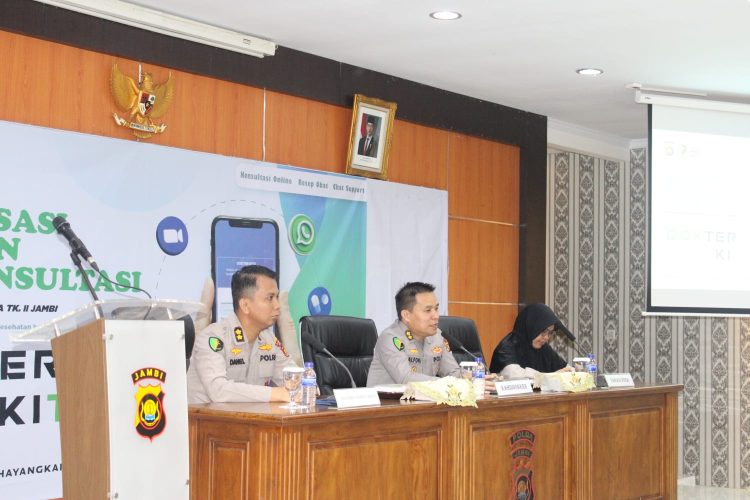 Kabiddokkes Polda Jambi AKBP dr. Alfons Silawa saat mensosialisasikan layanan kesehatan digital Dokter Kito untuk personel Polri di Mapolda Jambi, Kamis (18/9/2025). (Dok. Nahar)