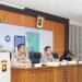 Kabiddokkes Polda Jambi AKBP dr. Alfons Silawa saat mensosialisasikan layanan kesehatan digital Dokter Kito untuk personel Polri di Mapolda Jambi, Kamis (18/9/2025). (Dok. Nahar)