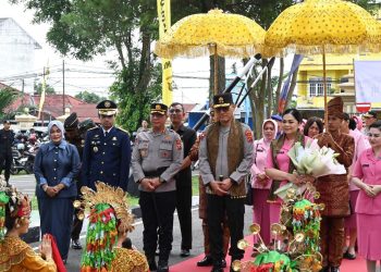 “Kapolda Jambi Irjen Pol Krisno H. Siregar bersama Ketua Bhayangkari Daerah Jambi Ny. Evi Krisno disambut tarian tradisional dan pengalungan syal saat kunjungan kerja di Polresta Jambi, Rabu (17/9/2025). (Dok.Nahar)