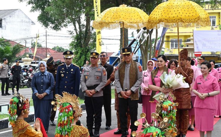“Kapolda Jambi Irjen Pol Krisno H. Siregar bersama Ketua Bhayangkari Daerah Jambi Ny. Evi Krisno disambut tarian tradisional dan pengalungan syal saat kunjungan kerja di Polresta Jambi, Rabu (17/9/2025). (Dok.Nahar)