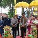 “Kapolda Jambi Irjen Pol Krisno H. Siregar bersama Ketua Bhayangkari Daerah Jambi Ny. Evi Krisno disambut tarian tradisional dan pengalungan syal saat kunjungan kerja di Polresta Jambi, Rabu (17/9/2025). (Dok.Nahar)