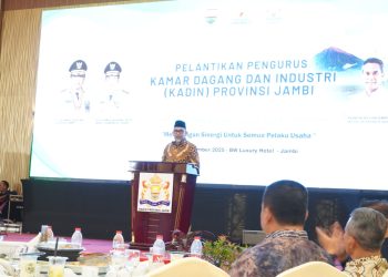 Sekda Provinsi Jambi, Dr. Sudirman, saat memberikan sambutan pada pelantikan Pengurus Kadin Jambi masa bakti 2024–2029 di BW Luxury Hotel, Rabu (17/9/2025). (Dok. Stepanus)