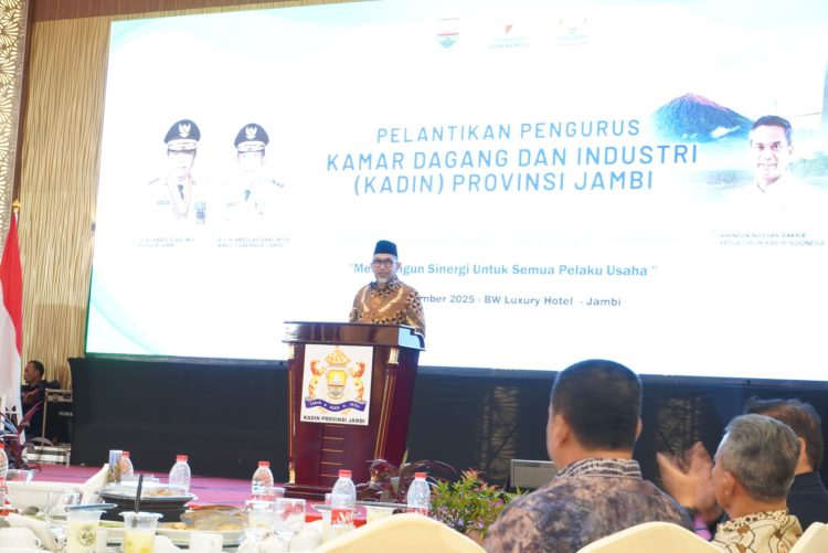Sekda Provinsi Jambi, Dr. Sudirman, saat memberikan sambutan pada pelantikan Pengurus Kadin Jambi masa bakti 2024–2029 di BW Luxury Hotel, Rabu (17/9/2025). (Dok. Stepanus)
