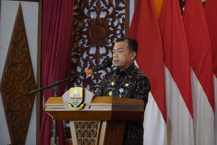Gubernur Jambi Al Haris memberikan sambutan dalam audiensi bersama Pemprov Jambi mengenai peningkatan kualitas pelayanan publik dan reformasi birokrasi, Kamis (18/9/2025). (Dok.Erit - Kominfo)
