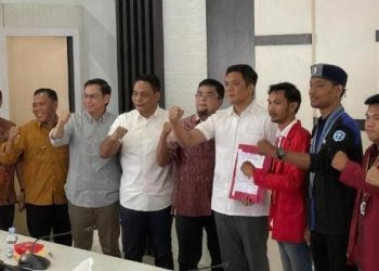 Pimpinan DPRD Provinsi Jambi berfoto bersama perwakilan Aliansi Cipayung usai audiensi di Gedung DPRD, Kamis (18/9/2025). (Dok. Stepanus)