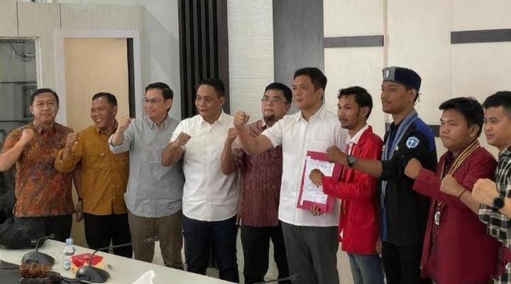Pimpinan DPRD Provinsi Jambi berfoto bersama perwakilan Aliansi Cipayung usai audiensi di Gedung DPRD, Kamis (18/9/2025). (Dok. Stepanus)