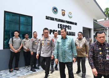 Kapolda Jambi Irjen Pol Krisno H. Siregar bersama Wamen PAN-RB Purwadi Arianto dan Gubernur Jambi Al Haris meninjau Satuan Pelayanan Pemenuhan Gizi (SPPG) Polda Jambi, Kamis (18/9/2025). (Dok. Nahar)