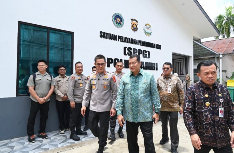 Kapolda Jambi Irjen Pol Krisno H. Siregar bersama Wamen PAN-RB Purwadi Arianto dan Gubernur Jambi Al Haris meninjau Satuan Pelayanan Pemenuhan Gizi (SPPG) Polda Jambi, Kamis (18/9/2025). (Dok. Nahar)