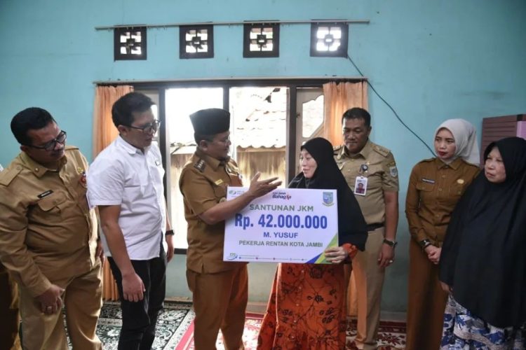 Wali Kota Jambi dr. Maulana menyerahkan santunan JKM kepada ahli waris almarhum Muhammad Yusuf, pekerja rentan yang iurannya ditanggung Pemkot Jambi, Senin (15/9/2025). (dok, Daus)
