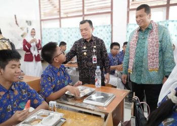 Gubernur Jambi Al Haris bersama Wamen PAN-RB Purwadi Arianto meninjau pelaksanaan Program Makan Bergizi Gratis (MBG) di SMAN 10 Kota Jambi, Kamis (18/9/2025). (Dok. Daus)