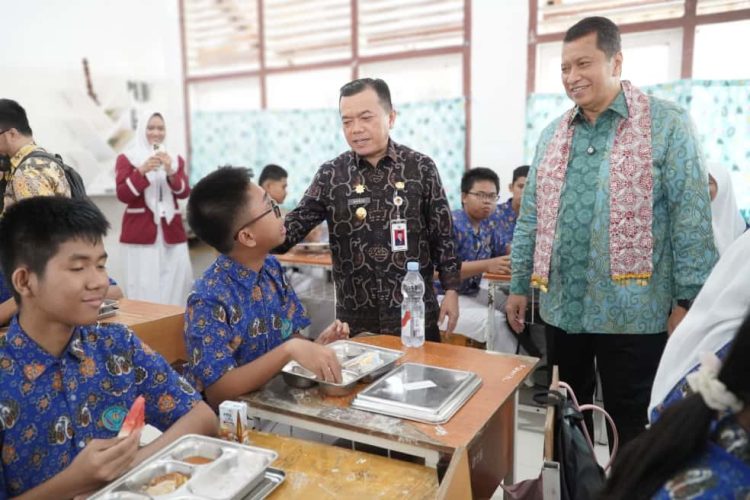 Gubernur Jambi Al Haris bersama Wamen PAN-RB Purwadi Arianto meninjau pelaksanaan Program Makan Bergizi Gratis (MBG) di SMAN 10 Kota Jambi, Kamis (18/9/2025). (Dok. Daus)