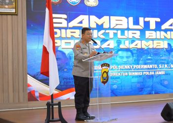 Dirbinmas Polda Jambi Kombes Pol Henky Poerwanto memberikan arahan saat membuka Rapat Koordinasi Polsus se-Jambi di Aula Gedung Siginjai Polda Jambi, Kamis (18/9/2025). (Dok. Nahar)