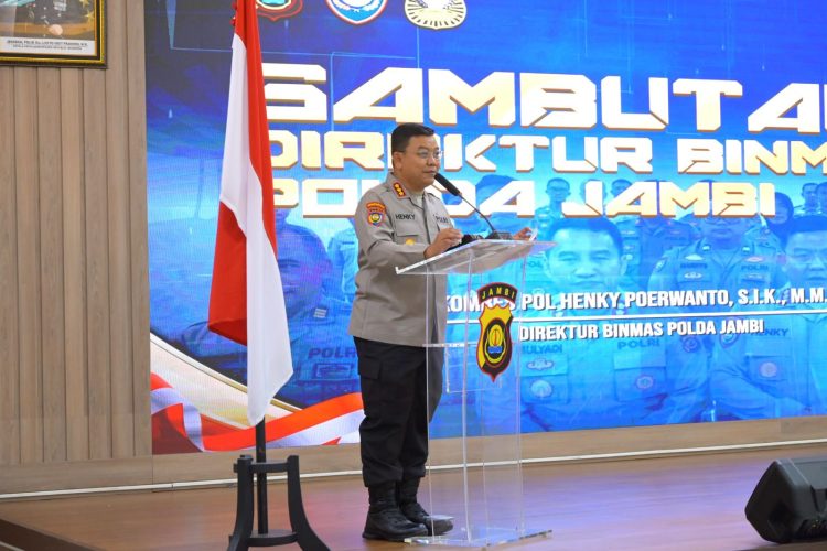 Dirbinmas Polda Jambi Kombes Pol Henky Poerwanto memberikan arahan saat membuka Rapat Koordinasi Polsus se-Jambi di Aula Gedung Siginjai Polda Jambi, Kamis (18/9/2025). (Dok. Nahar)