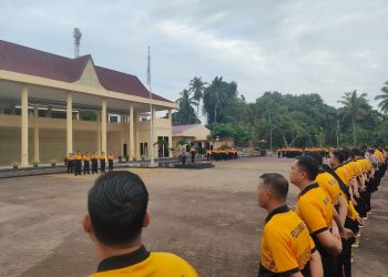 Kabid Propam Polda Bengkulu, Kombes Pol Sugeng Pujihartono, memberikan arahan kepada personel saat apel olahraga pagi di Lapangan Anton Soedjarwo, Mapolda Bengkulu, Jumat (19/9/2025). (Dok Yola)