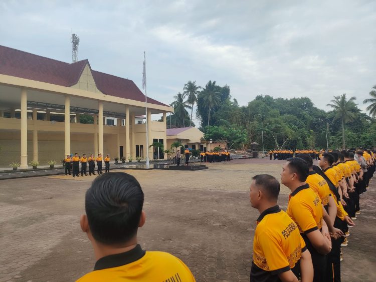 Kabid Propam Polda Bengkulu, Kombes Pol Sugeng Pujihartono, memberikan arahan kepada personel saat apel olahraga pagi di Lapangan Anton Soedjarwo, Mapolda Bengkulu, Jumat (19/9/2025). (Dok Yola)