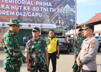 Kapolresta Jambi Kombes Pol Boy Sutan Binanga Siregar berbincang dengan Danrem 042/Gapu saat menghadiri kegiatan Bakti Teritorial Prima dalam rangka HUT ke-80 TNI di Pasar Angso Duo, Kota Jambi, Jumat (19/9/2025). (Dok. Nahar)