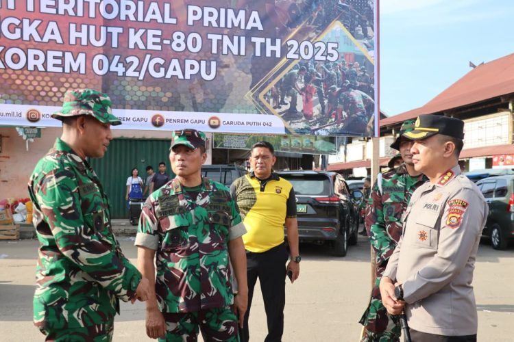Kapolresta Jambi Kombes Pol Boy Sutan Binanga Siregar berbincang dengan Danrem 042/Gapu saat menghadiri kegiatan Bakti Teritorial Prima dalam rangka HUT ke-80 TNI di Pasar Angso Duo, Kota Jambi, Jumat (19/9/2025). (Dok. Nahar)
