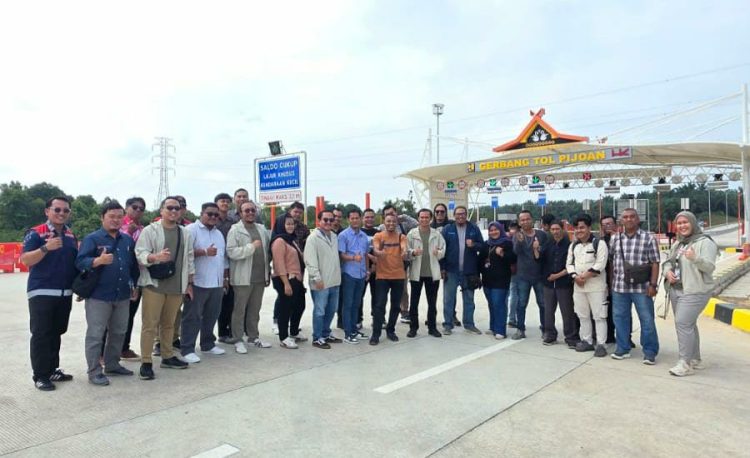 Perwakilan Hutama Karya bersama jurnalis lokal meninjau Gerbang Tol Pijoan dalam rangkaian site visit Jalan Tol Trans Sumatera (JTTS) di Jambi, Kamis (18/9/2025). (Dok. HK)