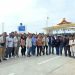 Perwakilan Hutama Karya bersama jurnalis lokal meninjau Gerbang Tol Pijoan dalam rangkaian site visit Jalan Tol Trans Sumatera (JTTS) di Jambi, Kamis (18/9/2025). (Dok. HK)