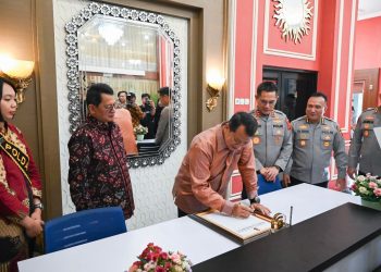 WamenPANRB Komjen Pol (Purn) Purwadi Arianto menandatangani buku tamu saat kunjungan kerja ke Polda Jambi, Jumat (19/9/2025). Kunjungan tersebut disambut Kapolda Jambi Irjen Pol Krisno H Siregar dan jajaran. (Dok.Nahar)
