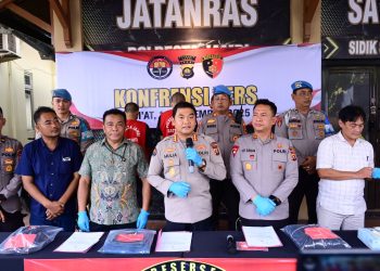 Kapolresta Jambi Kombes Pol Boy Siregar didampingi Kabid Humas Polda Jambi Kombes Pol Mulia Prianto saat konferensi pers pengungkapan kasus pencurian besi dalam aksi unjuk rasa DPRD, Jumat (19/9/2025). (Dok. Nahar)