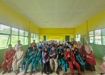 Ketua TP-PKK Provinsi Jambi Hj. Hesti Haris berfoto bersama siswa dan guru SMPN 23 Kota Jambi usai meninjau penerapan metode pembelajaran Smart Edu, Jumat (19/9/2025). (Dok. Stepanus)