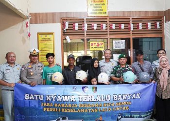 Petugas Jasa Raharja bersama aparat kepolisian, TNI, dan masyarakat membagikan helm berstandar SNI di Samsat dalam rangka peringatan Hari Keselamatan Transportasi 2025, Jumat (19/9/2025). (Dok. Humas JR Jambi)