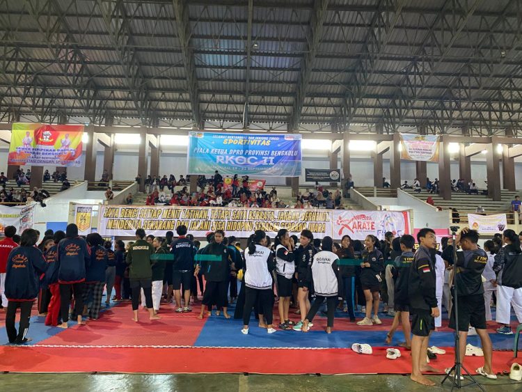 Ratusan atlet karate dari berbagai perguruan mengikuti pembukaan Raflesia Karate Open Competitions II 2025 di GOR Sawah Lebar, Bengkulu, Sabtu (20/9/2025). (Dok. Yola)