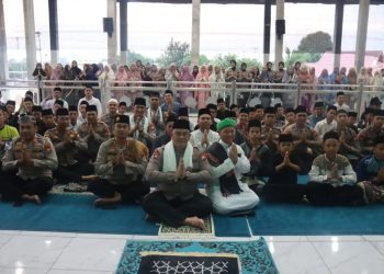 Wakapolda Bengkulu Brigjen Pol Dicky Sondani bersama jajaran Polda Bengkulu dan ratusan santri Pondok Pesantren Pancasila Bengkulu berfoto bersama usai salat Subuh berjamaah dalam program Police Goes To Pesantren, Sabtu (20/9/2025). (Dok. Yola)