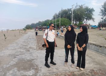 Petugas Ditpamobvit Polda Bengkulu berdialog dengan pengunjung saat patroli dialogis di kawasan wisata Pantai Panjang, Bengkulu, Sabtu (20/9/2025), untuk menjaga keamanan dan ketertiban masyarakat. (Yola)