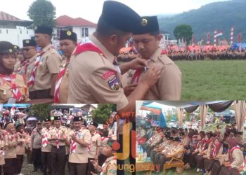 Bupati Kerinci Monadi menyematkan tanda peserta kepada anggota Pramuka saat membuka Jambore Kwarran Siulak dan Siulak Mukai di Lapangan TriDes Tebing Tinggi, Sabtu (20/9/2025). (Dok. Deko)