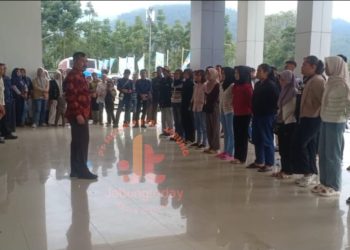 Bupati Kerinci Monadi memberikan arahan dan motivasi saat melepas kontingen voli U-17 Kabupaten Kerinci yang akan berlaga di Kejurprov Jambi, Sabtu (20/9/2025). (Dok. Deko)