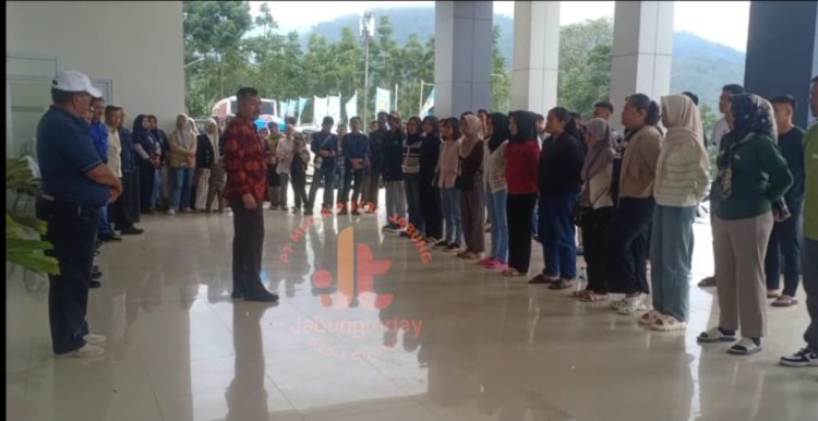 Bupati Kerinci Monadi memberikan arahan dan motivasi saat melepas kontingen voli U-17 Kabupaten Kerinci yang akan berlaga di Kejurprov Jambi, Sabtu (20/9/2025). (Dok. Deko)