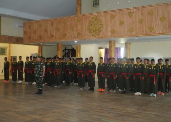 Para peserta Latihan Kader Pelatih Pencak Silat Militer Tersebar Korem 042/Gapu mengikuti upacara penutupan di Balai Prajurit Korem 042/Gapu, Jambi, Senin (22/9/2025). (Dok. Nahar)