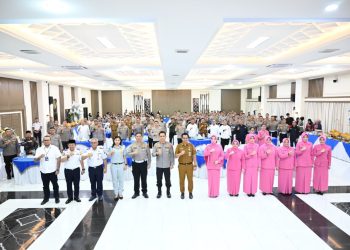 Kapolda Jambi Irjen Pol. Krisno Halomoan Siregar bersama jajaran Forkopimda, tokoh masyarakat, dan tamu undangan saat syukuran Hari Lalu Lintas Bhayangkara ke-70 di Gedung Siginjai Polda Jambi, Senin (22/9/2025). (Dok, Humas)