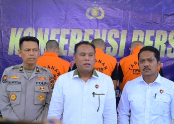 Direktorat Reskrimsus Polda Jambi menunjukkan barang bukti emas ilegal seberat 1,7 kilogram serta uang tunai dalam konferensi pers pengungkapan kasus pertambangan tanpa izin di Jambi, Senin (22/9/2025). (dok. Nahar)