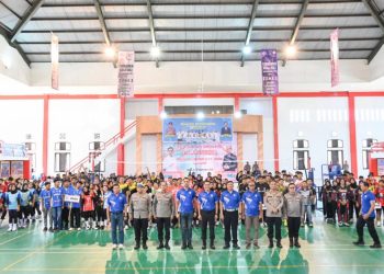 Kapolda Jambi Irjen Pol Krisno H. Siregar bersama pejabat utama Polda Jambi, Ketua KONI, dan peserta saat pembukaan Kejurprov Bola Voli Indoor U-17 di Gedung SPN Polda Jambi, Senin (22/9/2025). (dok. Nahar)
