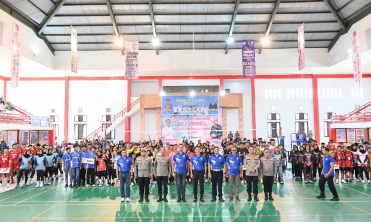 Kapolda Jambi Irjen Pol Krisno H. Siregar bersama pejabat utama Polda Jambi, Ketua KONI, dan peserta saat pembukaan Kejurprov Bola Voli Indoor U-17 di Gedung SPN Polda Jambi, Senin (22/9/2025). (dok. Nahar)