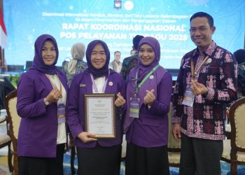 Ketua TP Posyandu Provinsi Jambi Hj. Hesnidar Haris (kedua kiri) bersama jajaran menerima piagam penghargaan peringkat kedua nasional dalam Lomba Tim Pembina Posyandu 2025 pada Rakornas TP Posyandu di Mercure Convention Center, Jakarta Utara, Senin (22/9/2025). (Dok. Erit - Kominfo)