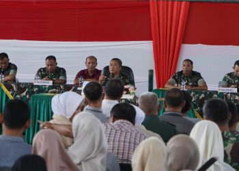 Danrem 042/Gapu Brigjen TNI Heri Purwanto memberikan pengarahan kepada orang tua peserta seleksi Caba PK TNI AD Gelombang II TA 2025 di Korem 042/Gapu, Jambi, Selasa (23/9/2025). (dok. Nahar)