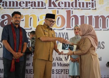 Sekretaris Daerah Provinsi Jambi, Sudirman, menyerahkan cenderamata kepada peserta saat membuka Pameran Kenduri Swarnabhumi di Museum Siginjei, Kota Jambi, Selasa (23/9/2025). (Dok. Stepanus)