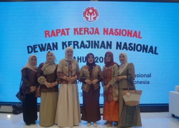 Ketua Dekranasda Provinsi Jambi Hj. Hesnidar Haris (tengah) bersama pengurus Dekranasda se-Jambi saat menghadiri Rakernas Dekranas 2025 di Jakarta, Selasa (23/9/2025). (Dok.Erit - Kominfo)