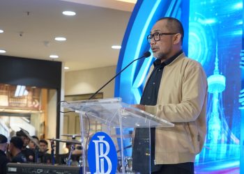 Sekda Provinsi Jambi, Dr. H. Sudirman, SH, MH, menyampaikan sambutan saat penutupan Gebyar Ekonomi Digital dan Literasi (Gentala Arasi) 2025 di Jambi Town Square, Selasa (23/9/2025). (dok. Stepanus)