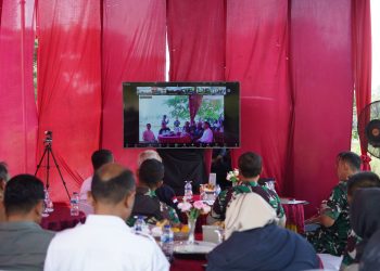Danrem 042/Gapu Brigjen TNI Heri Purwanto bersama jajaran TNI, pejabat daerah, dan kelompok tani berfoto bersama usai memimpin rapat virtual pemantauan Gerakan Tanam Padi Serentak di Desa Rengas Bandung, Muaro Jambi, Rabu (24/9/2025). (Dok, Nahar)