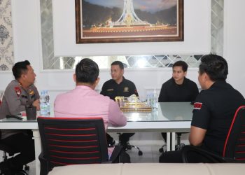 Kapolresta Jambi Kombes Pol Boy Sutan Binanga Siregar berfoto bersama jajaran PBFI Provinsi Jambi usai audiensi di Mapolresta Jambi, Kamis (25/9/2025) (Dok. Nahar)