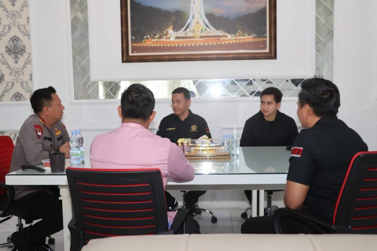 Kapolresta Jambi Kombes Pol Boy Sutan Binanga Siregar berfoto bersama jajaran PBFI Provinsi Jambi usai audiensi di Mapolresta Jambi, Kamis (25/9/2025) (Dok. Nahar)