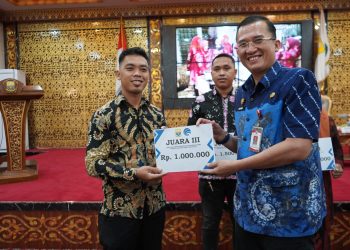 Kadis Kominfo Provinsi Jambi, Drs. Ariansyah, M.E, menyerahkan hadiah kepada pemenang lomba Kelompok Informasi Masyarakat (KIM) se-Provinsi Jambi 2025 di Ruang Pola Kantor Gubernur Jambi, Kamis (25/9/2025). (Dok. derit -Kominfo)