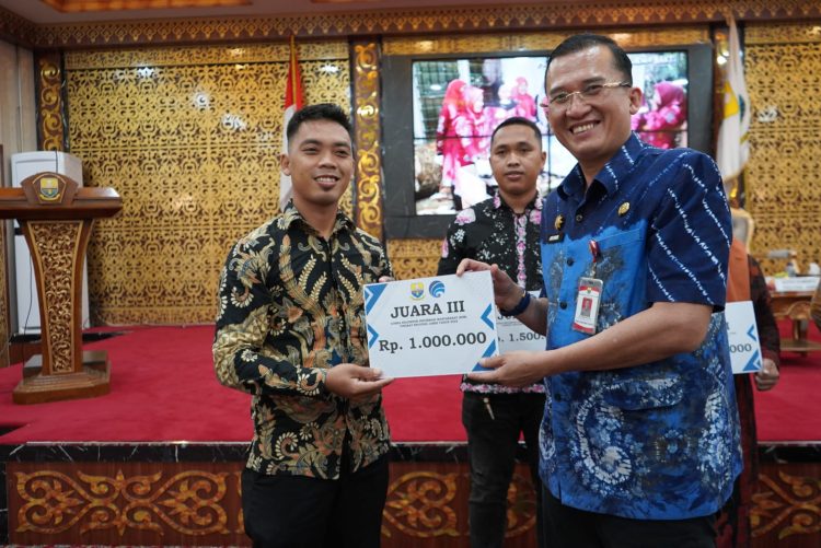Kadis Kominfo Provinsi Jambi, Drs. Ariansyah, M.E, menyerahkan hadiah kepada pemenang lomba Kelompok Informasi Masyarakat (KIM) se-Provinsi Jambi 2025 di Ruang Pola Kantor Gubernur Jambi, Kamis (25/9/2025). (Dok. derit -Kominfo)