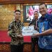 Kadis Kominfo Provinsi Jambi, Drs. Ariansyah, M.E, menyerahkan hadiah kepada pemenang lomba Kelompok Informasi Masyarakat (KIM) se-Provinsi Jambi 2025 di Ruang Pola Kantor Gubernur Jambi, Kamis (25/9/2025). (Dok. derit -Kominfo)